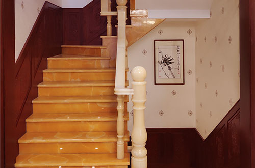 海淀中式别墅室内汉白玉石楼梯的定制安装装饰效果